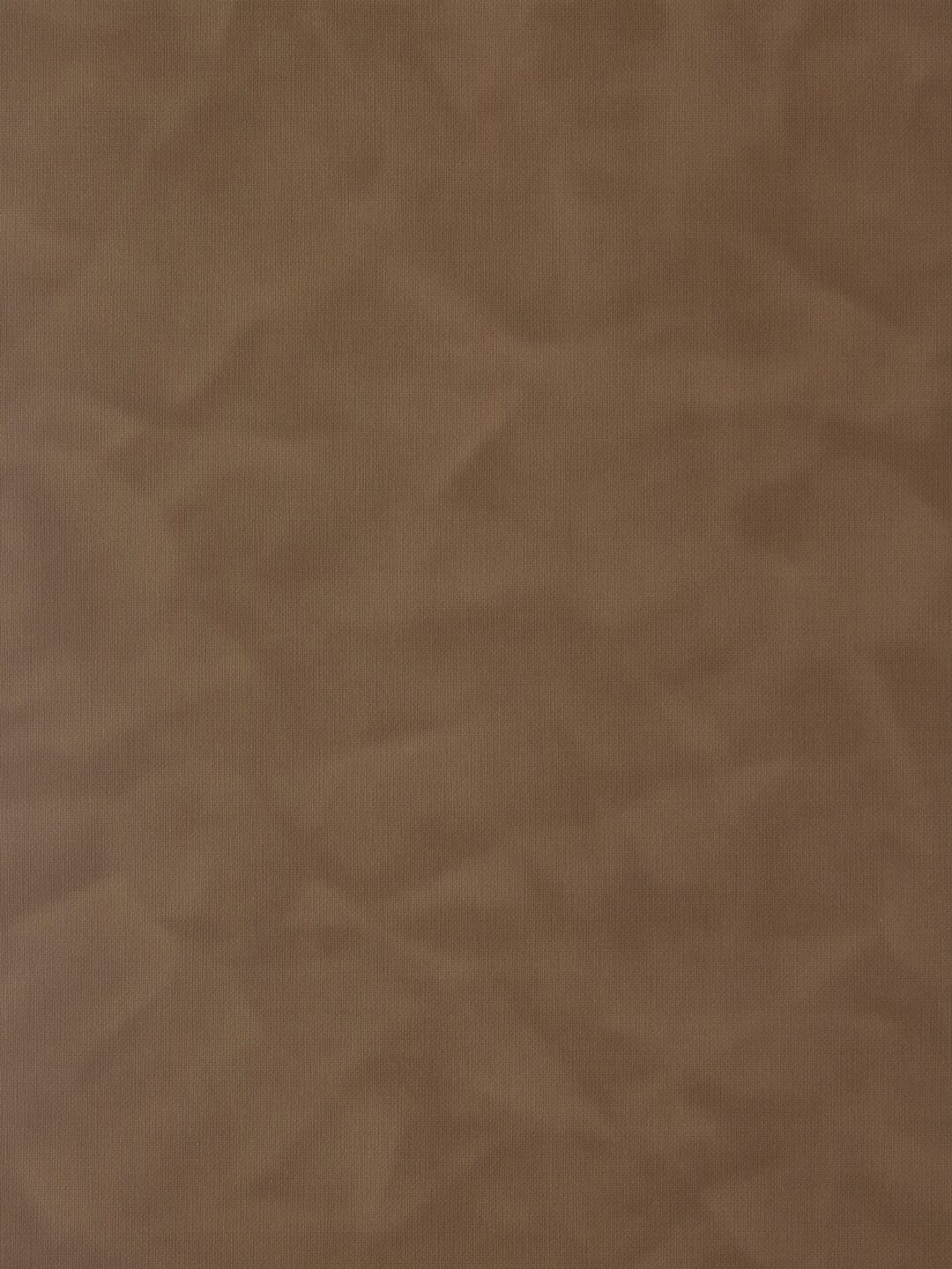 Detailafbeelding van decoratief plaatmateriaal met een donkerbruine basis en de beleving van gedrapeerd zijde, de FD63 Alpaca van Cleaf.
