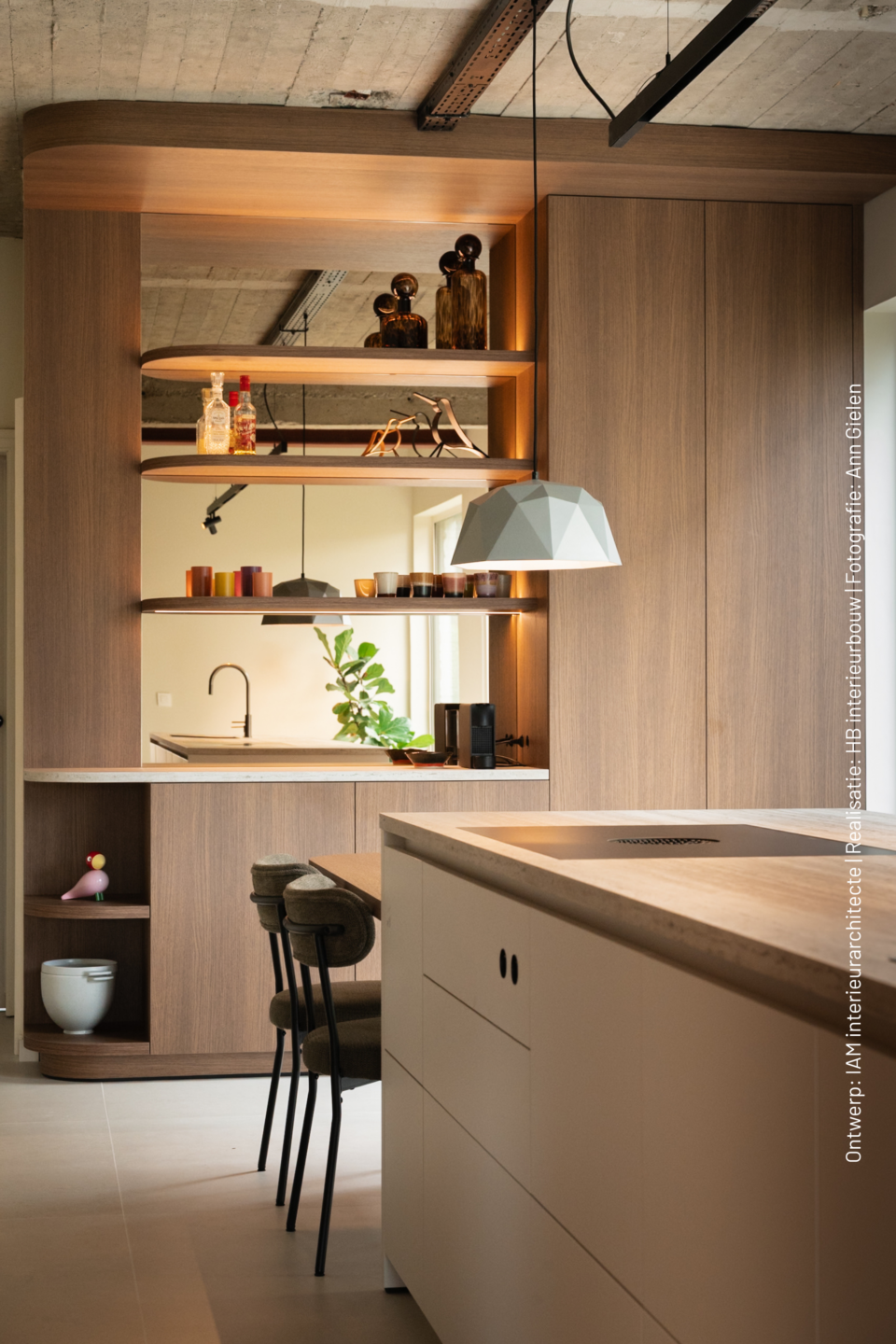 Moderne keuken met kookeiland, houtlook kastenwand Quercia S185, wit eiland in Decobasic U110 en licht werkblad Taranta FD01 met geïntegreerde eettafel.