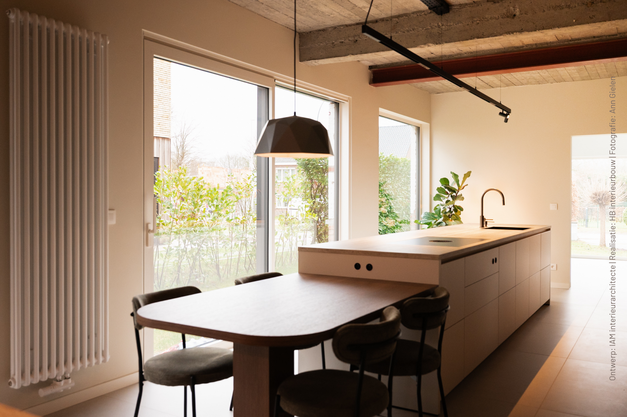 Moderne keuken met kookeiland, houtlook kastenwand Quercia S185, wit eiland in Decobasic U110 en licht werkblad Taranta FD01 met geïntegreerde eettafel.