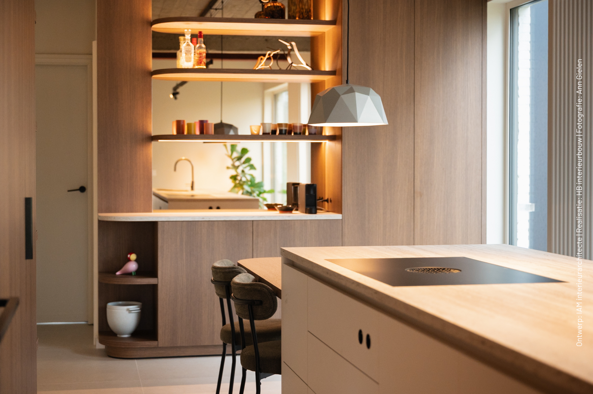 Moderne keuken met kookeiland, houtlook kastenwand Quercia S185, wit eiland in Decobasic U110 en licht werkblad Taranta FD01 met geïntegreerde eettafel.