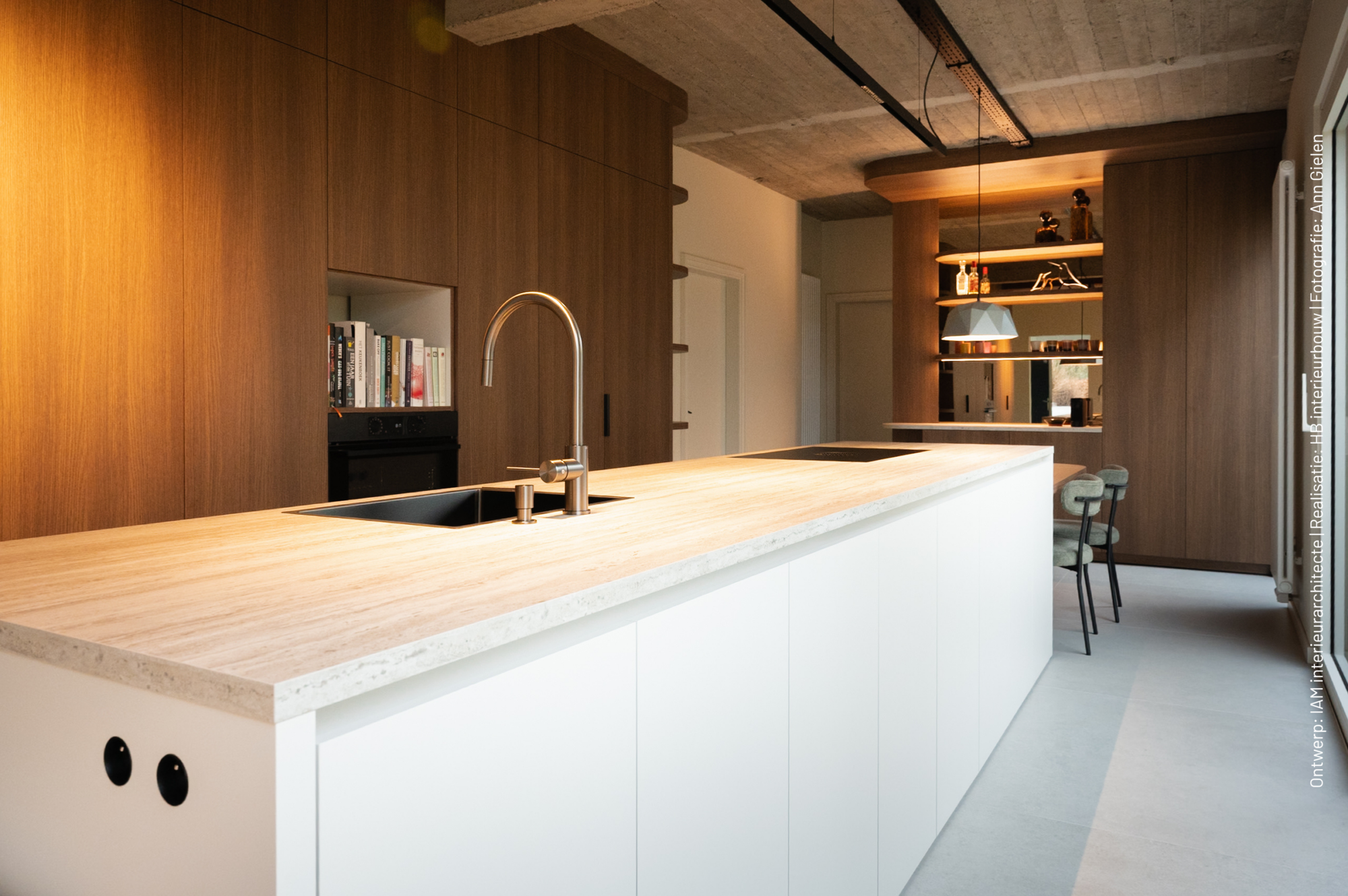 Moderne keuken met kookeiland, houtlook kastenwand Quercia S185, wit eiland in Decobasic U110 en licht werkblad Taranta FD01 met geïntegreerde eettafel.