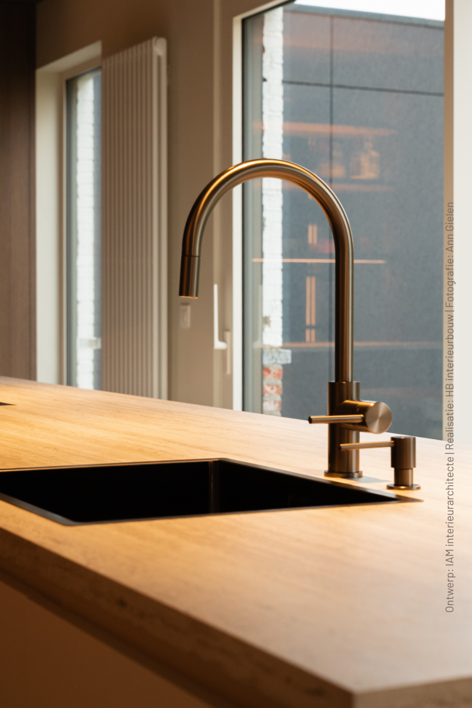 Moderne keuken met kookeiland, houtlook kastenwand Quercia S185, wit eiland in Decobasic U110 en licht werkblad Taranta FD01 met geïntegreerde eettafel.