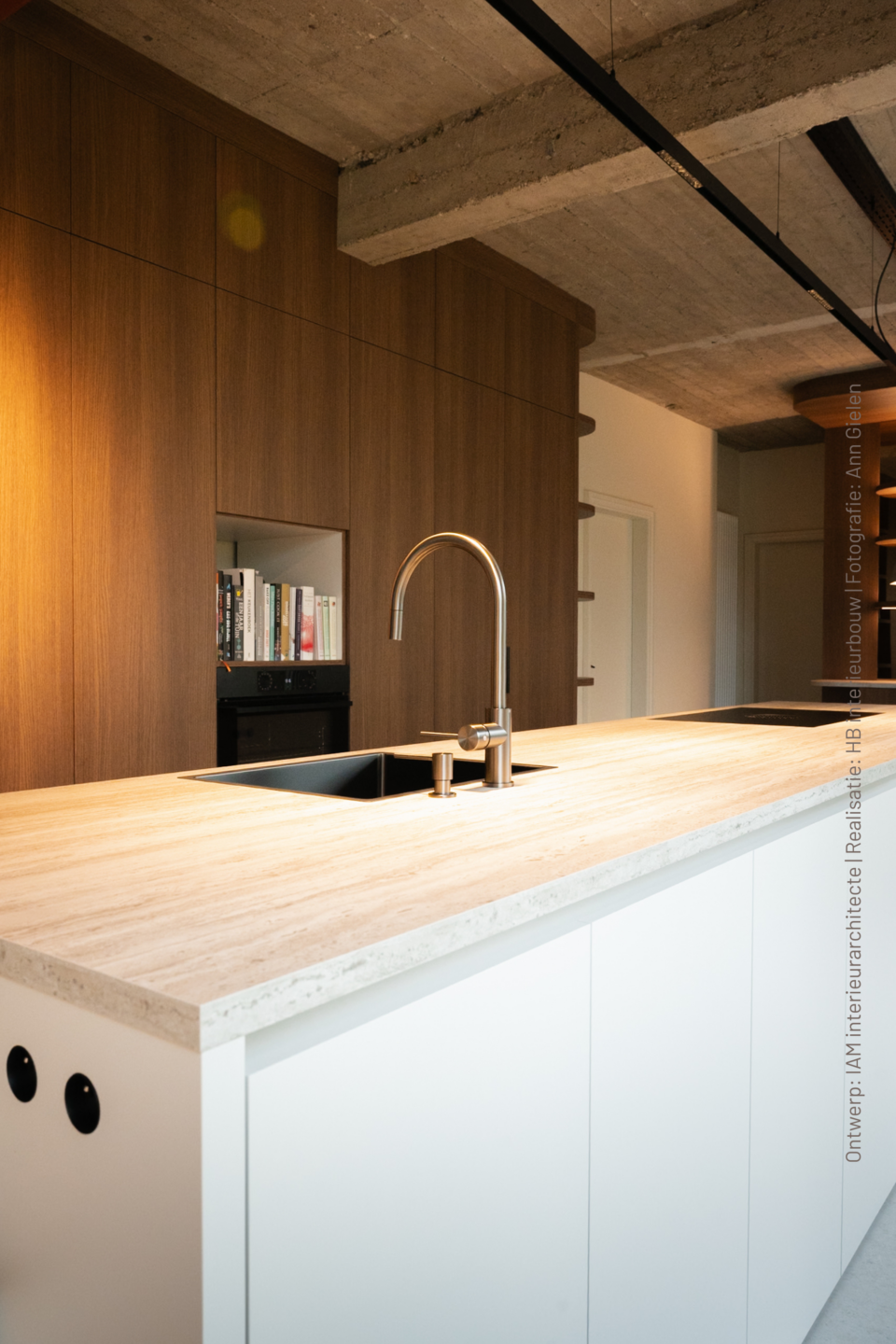 Moderne keuken met kookeiland, houtlook kastenwand Quercia S185, wit eiland in Decobasic U110 en licht werkblad Taranta FD01 met geïntegreerde eettafel.