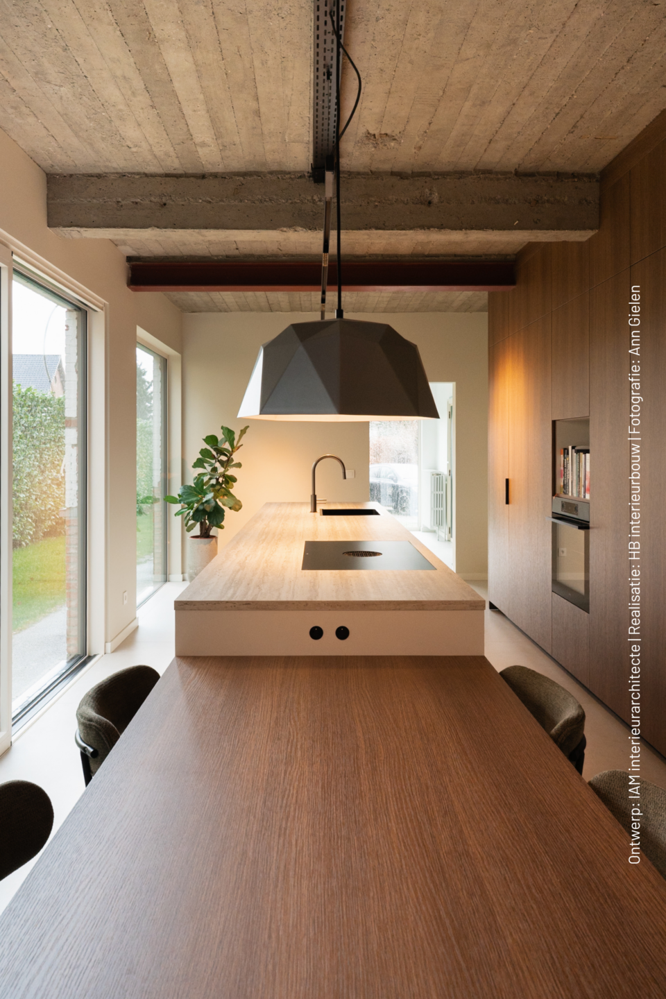 Moderne keuken met kookeiland, houtlook kastenwand Quercia S185, wit eiland in Decobasic U110 en licht werkblad Taranta FD01 met geïntegreerde eettafel.