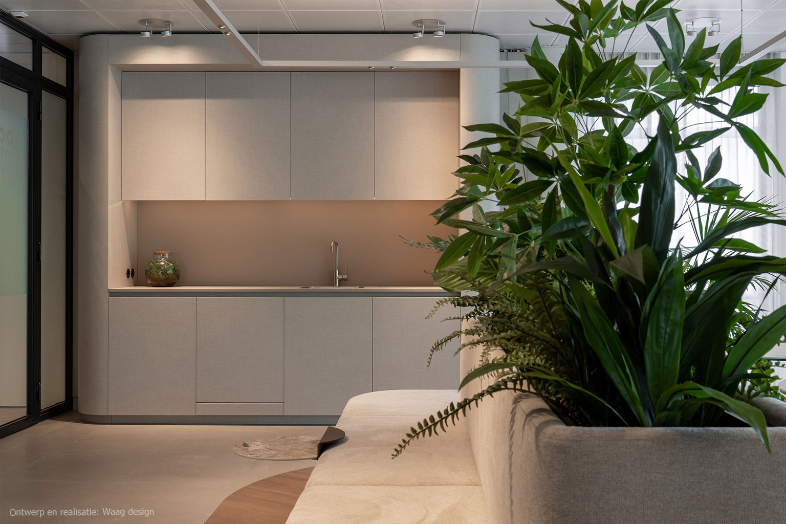 Maatwerk pantry in een kantoor met FA44 Penelope in licht beige, met een verfijnde linnenstructuur.
