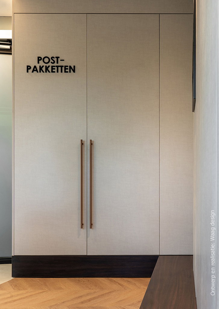 Maatwerk kasten in een kantoor met FA44 Penelope in licht beige, met een verfijnde linnenstructuur.