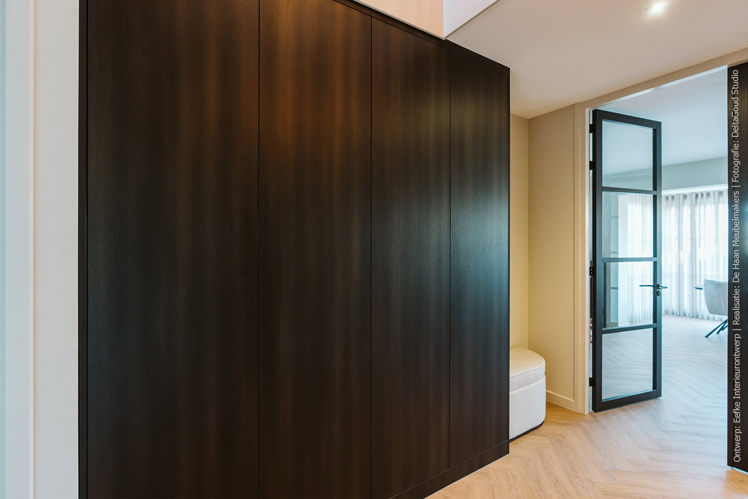 Maatwerk garderobekast in FC92 Reflex. Het donkere decor met subtiele koperen vleugen en verticale glansdraad geeft de beleving van luxe zijde.