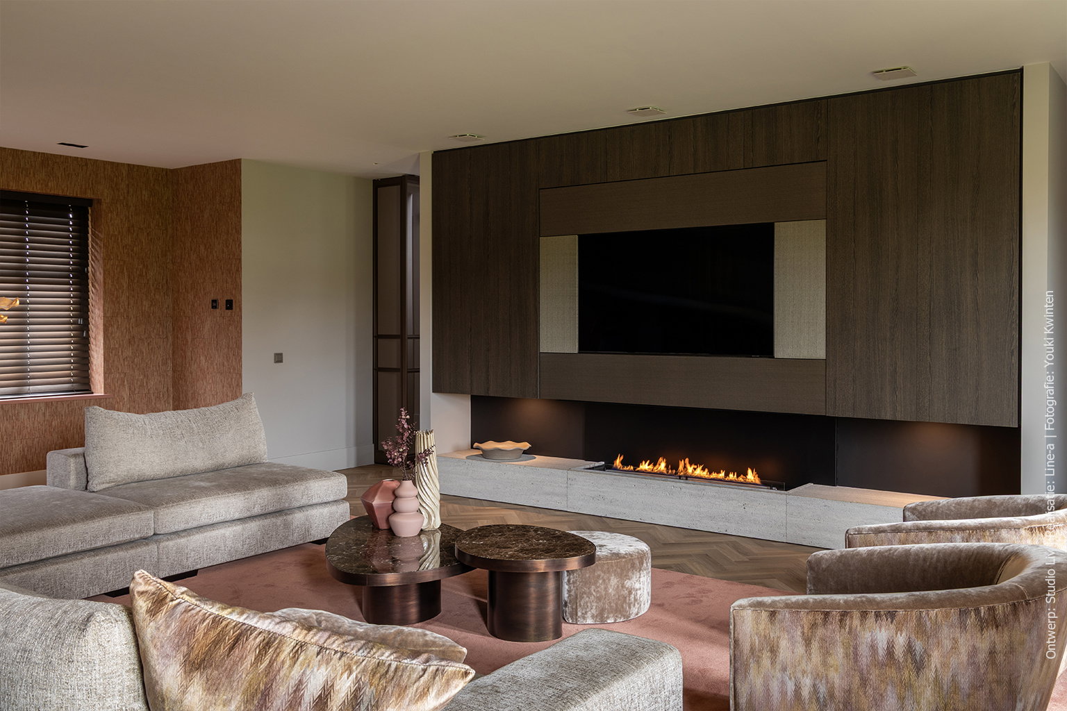 Wandmeubel met tv en haard in LR20 Sablé van Cleaf, donkerbruin decor met gezandstraald eiken effect en zichtbaar houtreliëf.