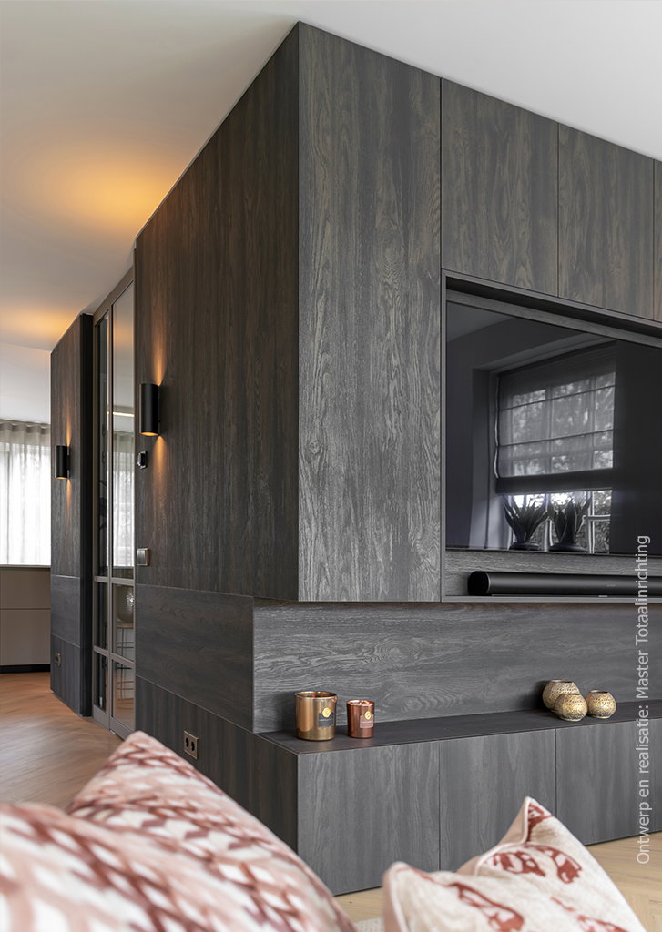 Maatwerk wandmeubel met tv-nis in donker houtdecor S171 Bruciato, met een ruwe structuur geïnspireerd op verbrand hout.
