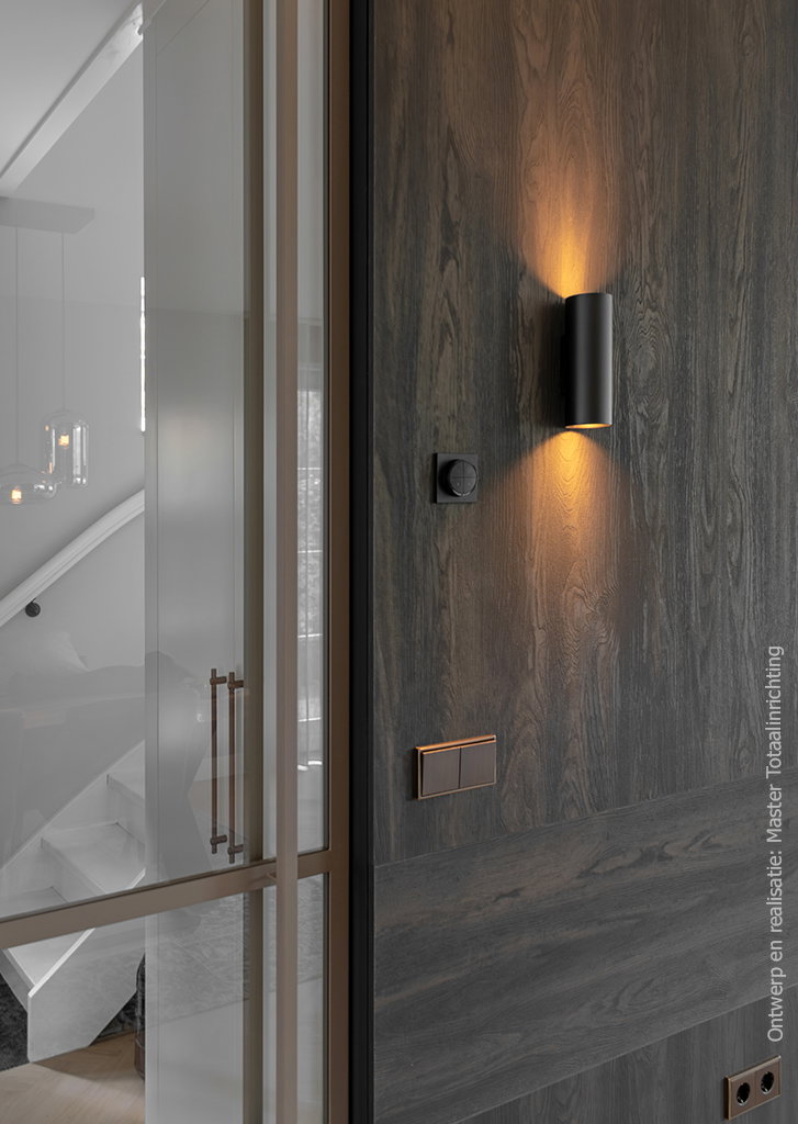 Detailfoto van maatwerk wandmeubel in donker houtdecor S171 Bruciato, met een ruwe structuur geïnspireerd op verbrand hout.