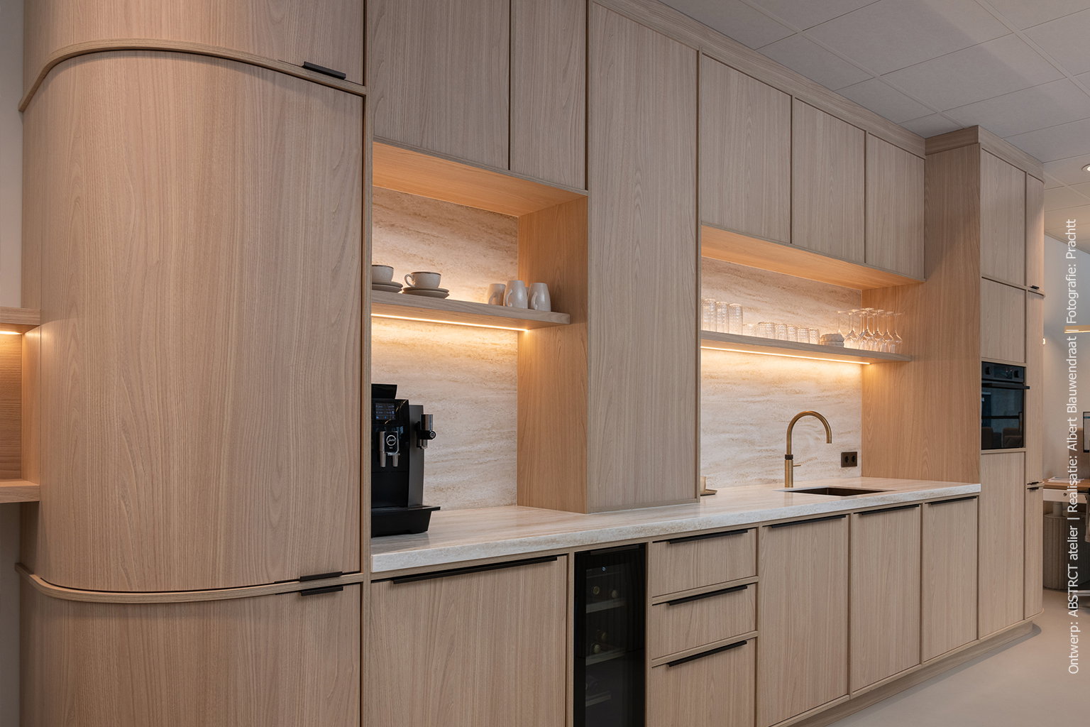 Pantry in licht kastanjehoutdecor S173 Corteccia met werkblad en achterwand in solid surface DM5002 Weathered Wood, met levendige onyxachtige tekening.
