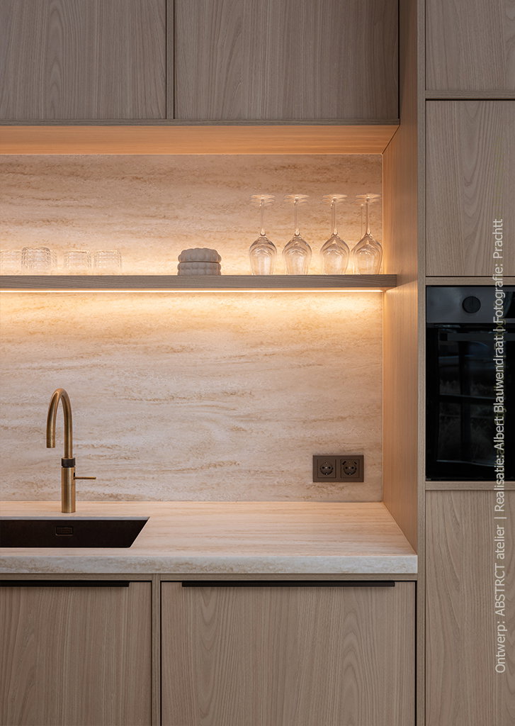 Pantry in licht kastanjehoutdecor S173 Corteccia met werkblad en achterwand in solid surface DM5002 Weathered Wood, met levendige onyxachtige tekening.