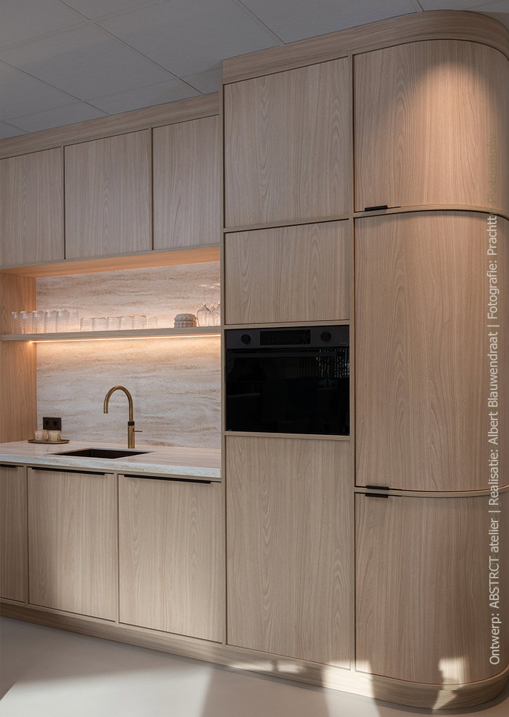 Pantry in licht kastanjehoutdecor S173 Corteccia met werkblad en achterwand in solid surface DM5002 Weathered Wood, met levendige onyxachtige tekening.