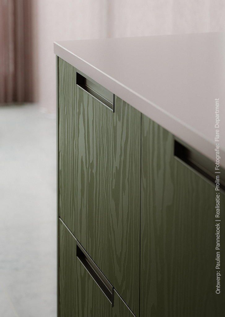 Detailfoto van keuken uitgevoerd in UB54 legergroen uit het Solid Colours programma, gecombineerd met Millenium structuur.