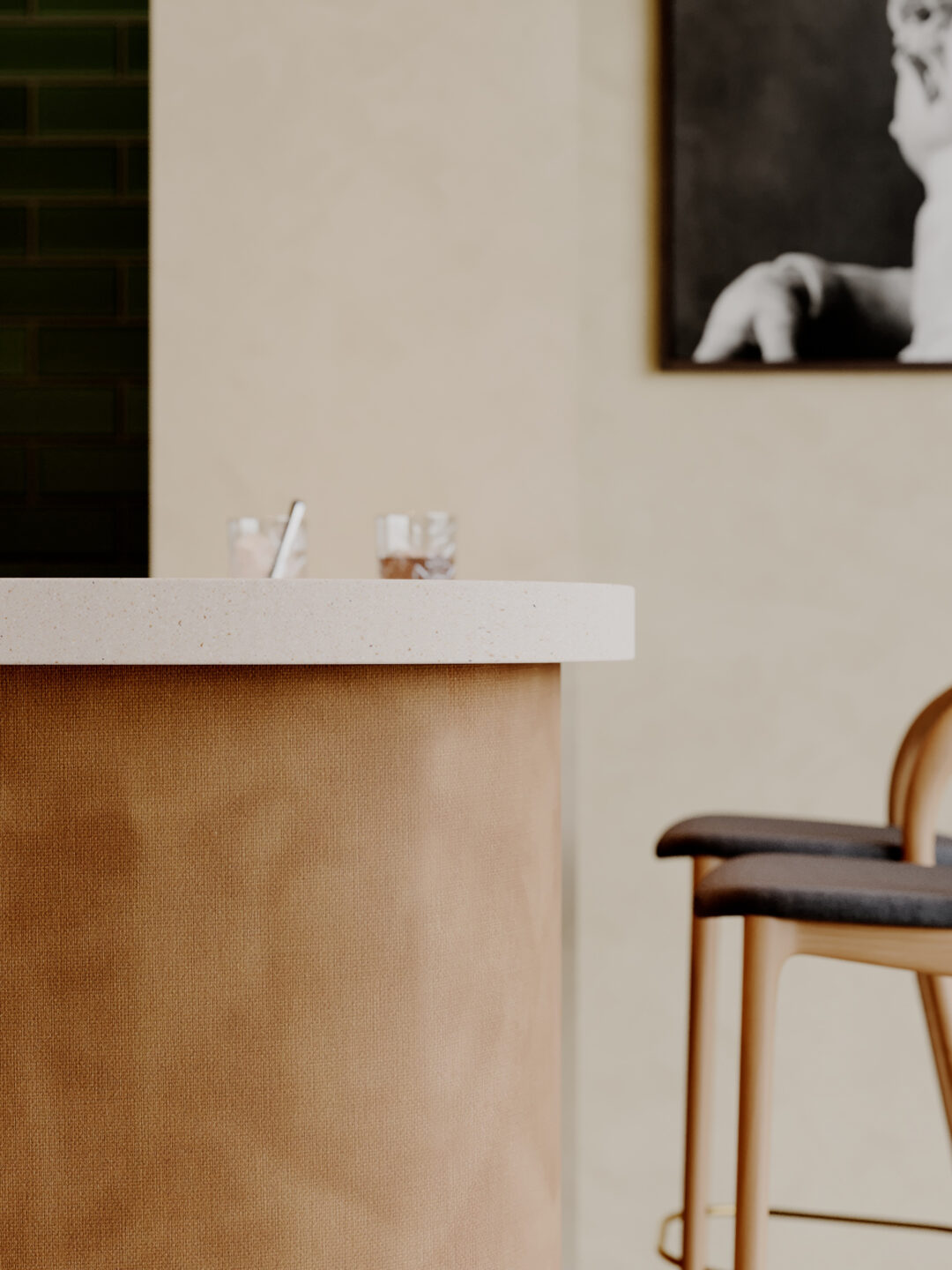 Render van een detailafbeelding van een bar, uitgewerkt in de camelkleurige FD62 Alpaca, in combinatie met een werkblad in ecru-kleurige solid surface DM2013 Sandalwood