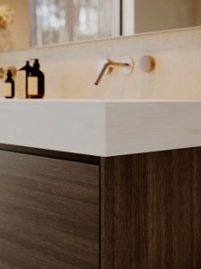 Render van een detailafbeelding van een badkamermeubel uitgewerkt in houtdecor LT11 Matrice en de wasbak in solid surface DM5026 Leaden