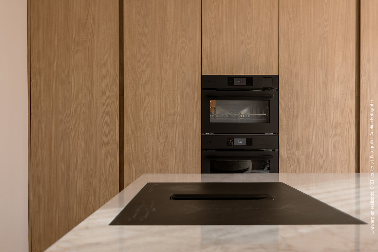 Moderne keuken met fronten in het houtdecor S173 Corteccia, een synchroon structuur geïnspireerd op kastanjehout.