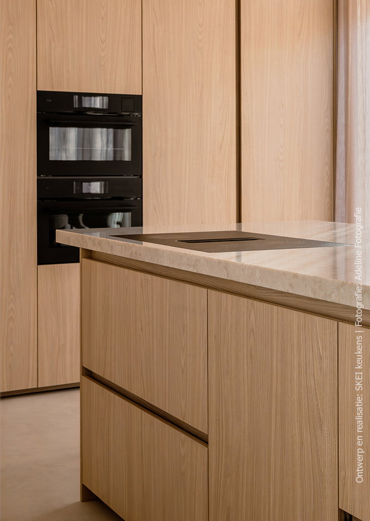 Moderne keuken met fronten in het houtdecor S173 Corteccia, een synchroon structuur geïnspireerd op kastanjehout.