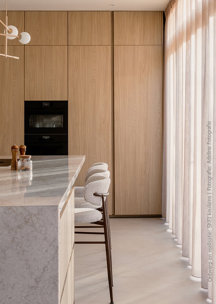 Moderne keuken met fronten in het houtdecor S173 Corteccia, een synchroon structuur geïnspireerd op kastanjehout.