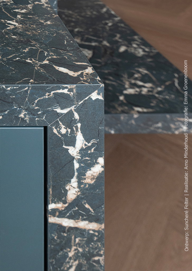 Detailfoito van tv-meubel in FD41 Fiocco natuursteendecor met uitgesproken tekening en monumentengroene tint.