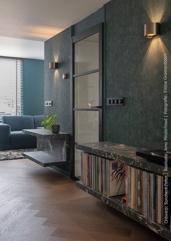 Zwevend wandmeubel in FD41 Fiocco natuursteendecor met open vakken voor lp-opslag, geplaatst tegen een groen afgewerkte wand.