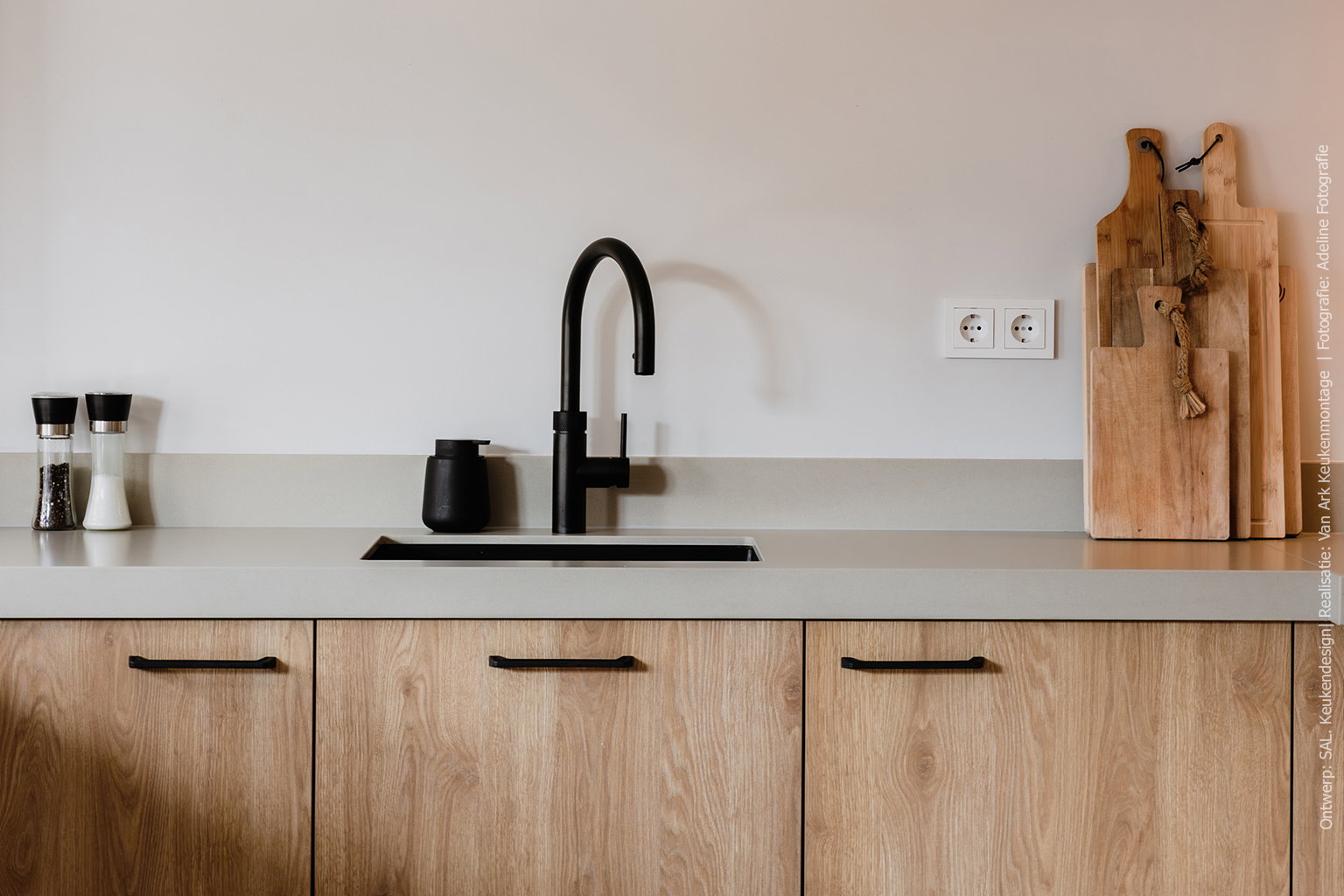 Moderne keuken in S128 Maloja, met een subtiele eikenhoutlook in een lichte natureltint. Moderne keuken in S128 Maloja, met een subtiele eikenhoutlook in een lichte natureltint.