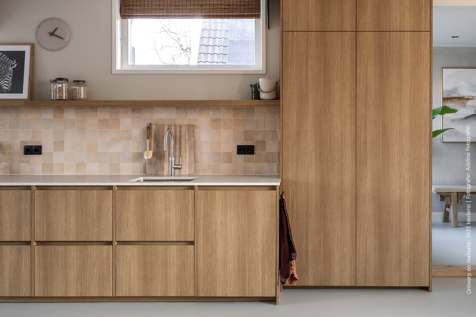 Keuken met eikenlook decor S203 Quercia en een voelbare, op geborsteld eiken geïnspireerde structuur.