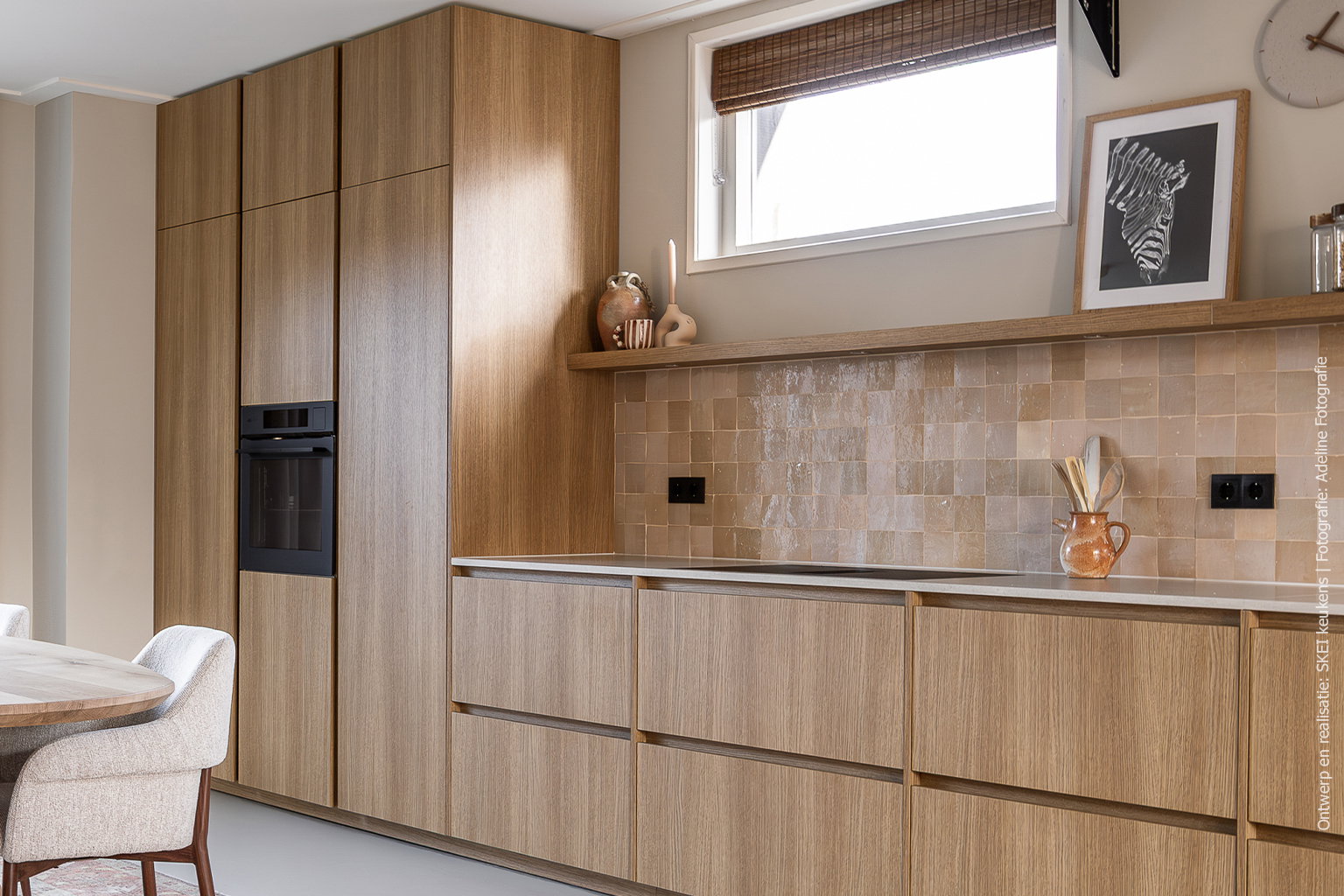 Keuken met eikenlook decor S203 Quercia en een voelbare, op geborsteld eiken geïnspireerde structuur.