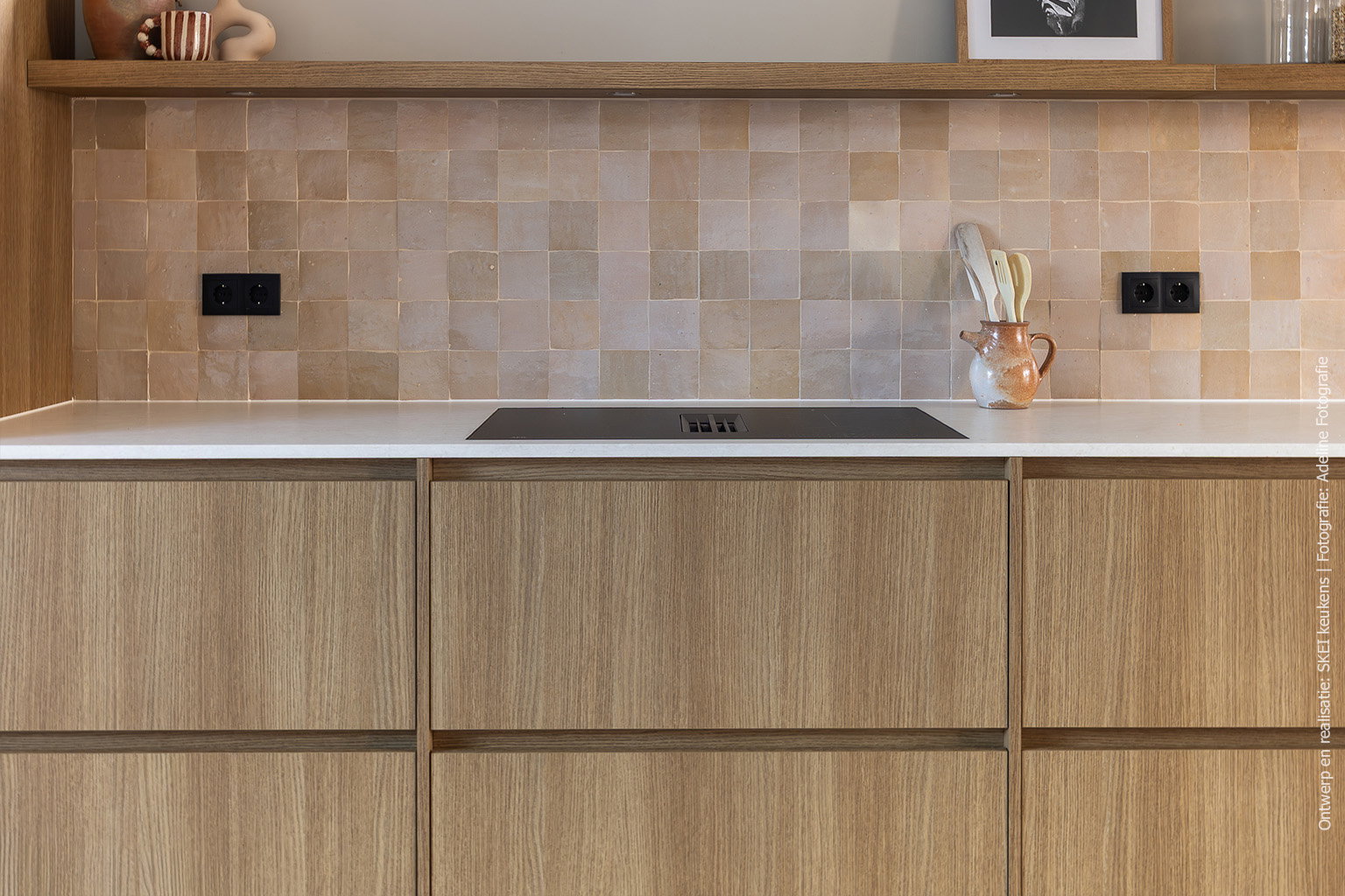 Keuken met eikenlook decor S203 Quercia en een voelbare, op geborsteld eiken geïnspireerde structuur.