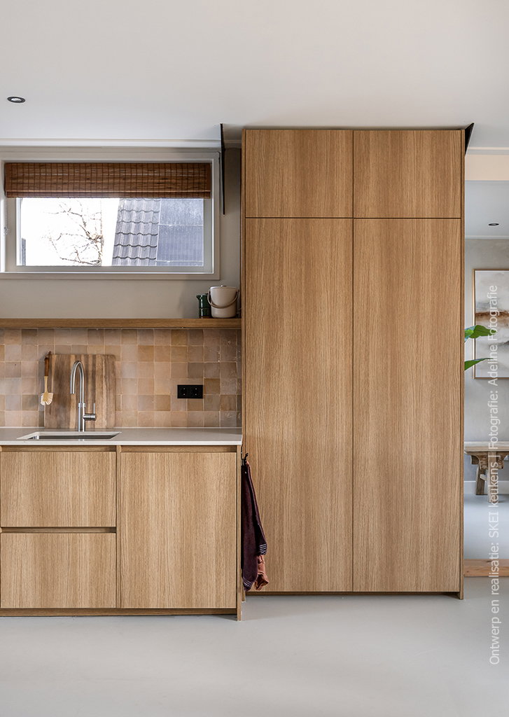 Keuken met eikenlook decor S203 Quercia en een voelbare, op geborsteld eiken geïnspireerde structuur.