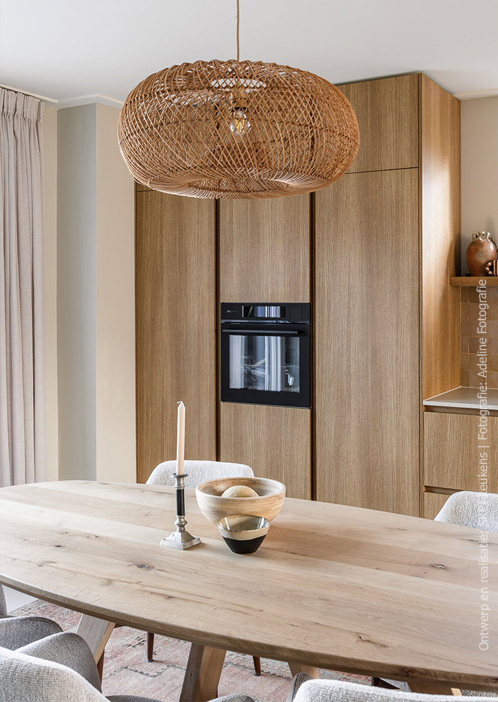 Keuken met eikenlook decor S203 Quercia en een voelbare, op geborsteld eiken geïnspireerde structuur.