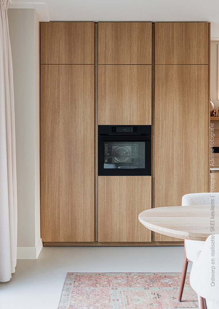Keuken met eikenlook decor S203 Quercia en een voelbare, op geborsteld eiken geïnspireerde structuur.