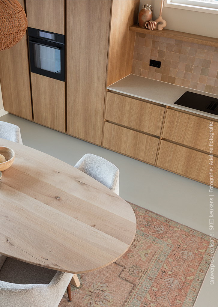 Keuken met eikenlook decor S203 Quercia en een voelbare, op geborsteld eiken geïnspireerde structuur.