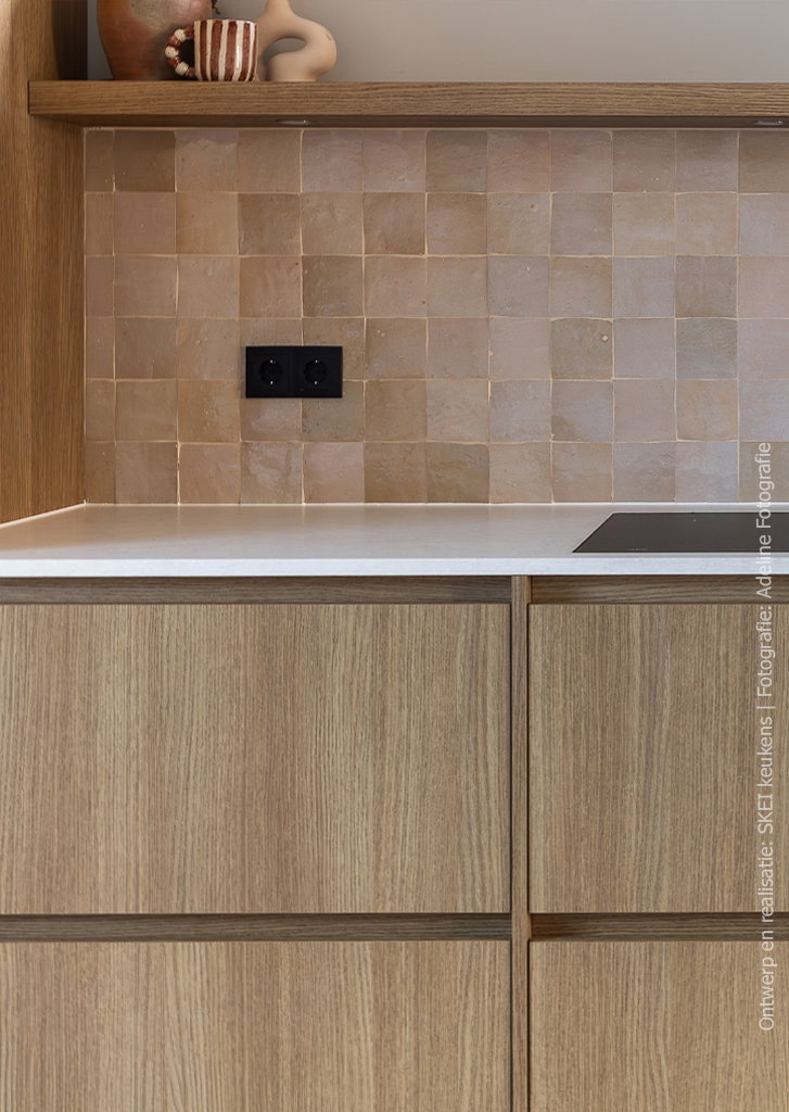Keuken met eikenlook decor S203 Quercia en een voelbare, op geborsteld eiken geïnspireerde structuur.