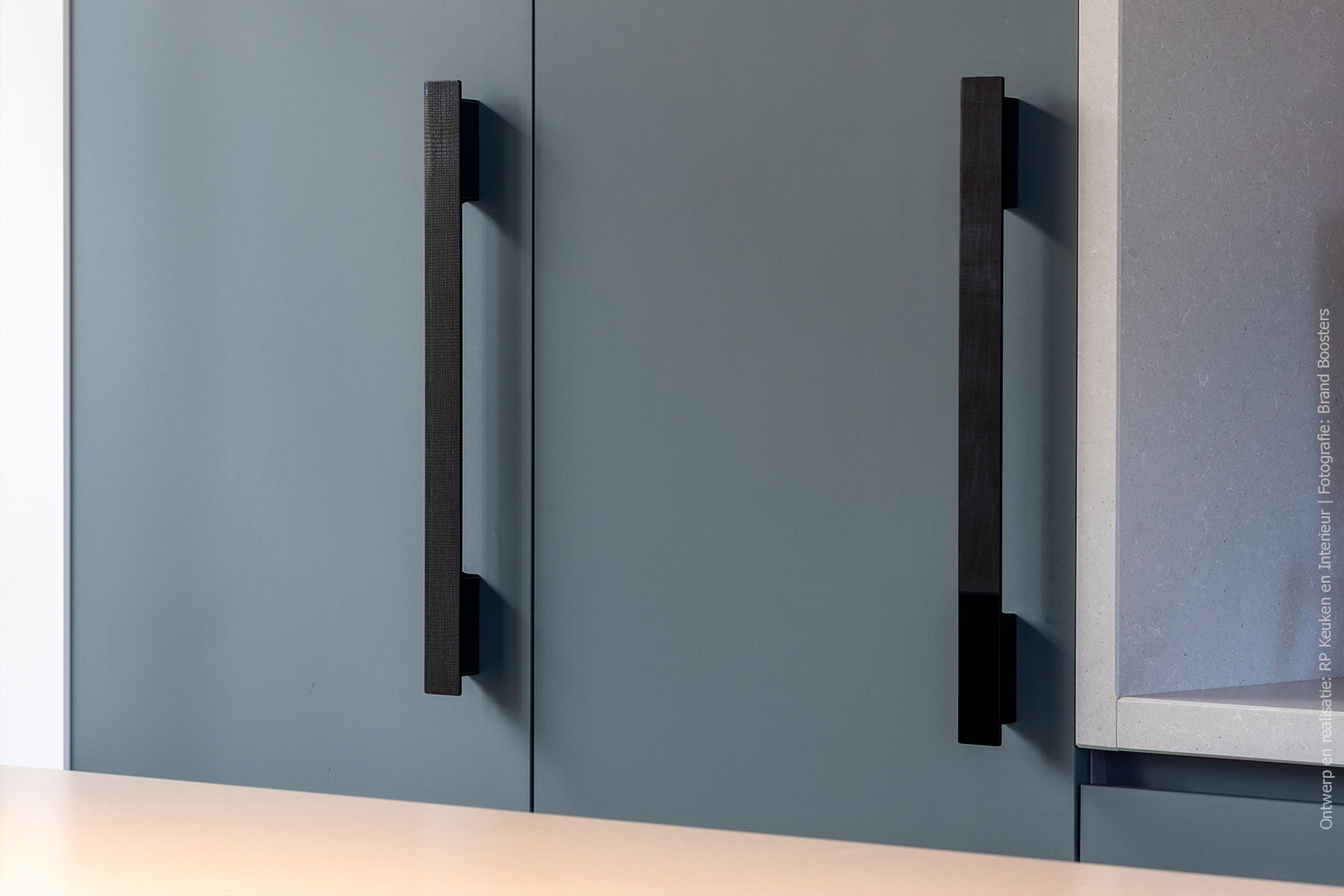 Keuken met kookeiland in ultramat 9859 AFX Sea Weed Green, een diepe groentint die op de foto een blauwgroene uitstraling krijgt.