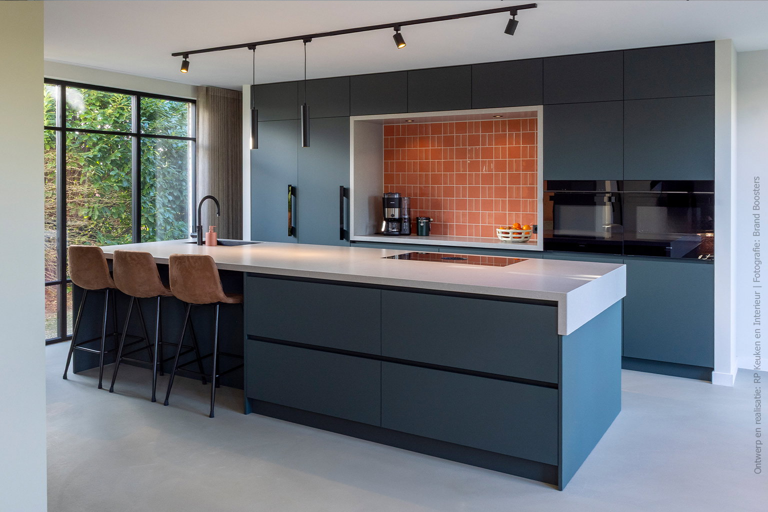 Keuken met kookeiland in ultramat 9859 AFX Sea Weed Green, een diepe groentint die op de foto een blauwgroene uitstraling krijgt.