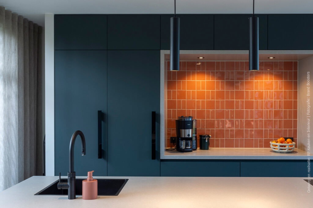 Moderne keuken met een diepe blauwgroene uitstraling