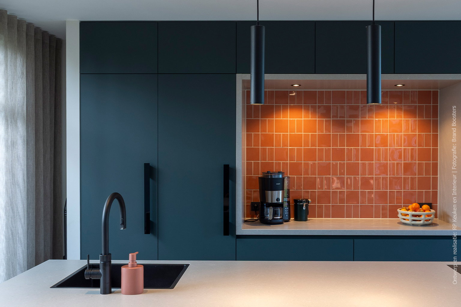 Moderne keuken met een diepe blauwgroene uitstraling