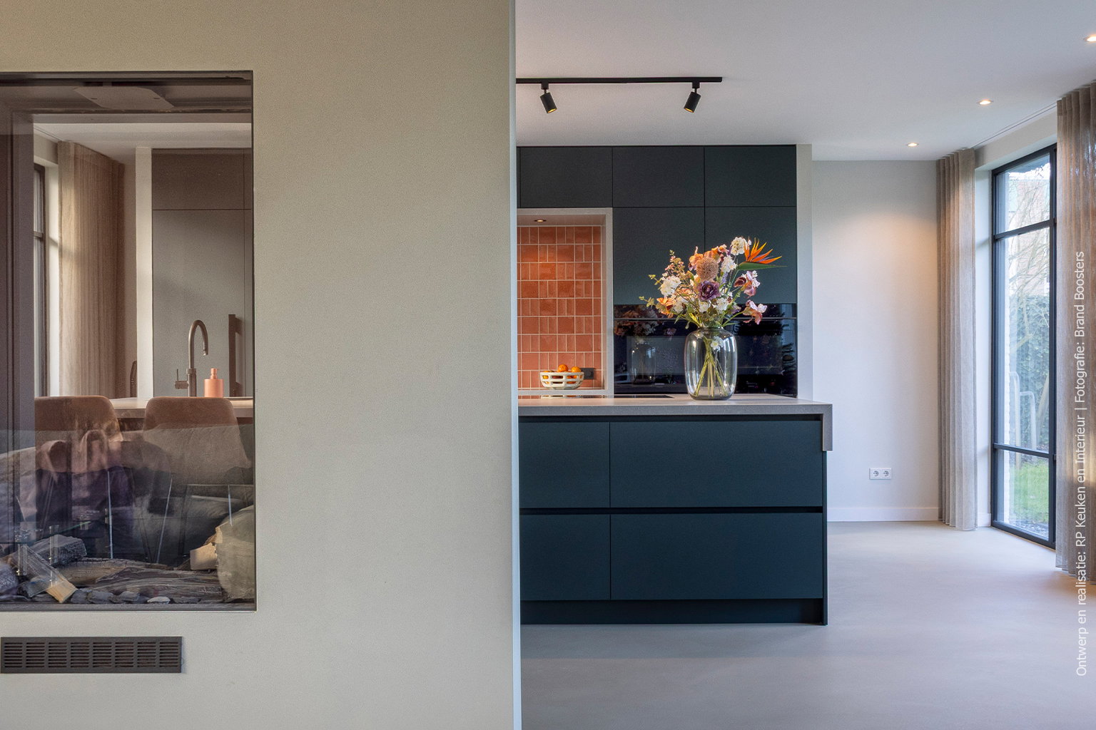 Keuken met kookeiland in ultramat 9859 AFX Sea Weed Green, een diepe groentint die op de foto een blauwgroene uitstraling krijgt.