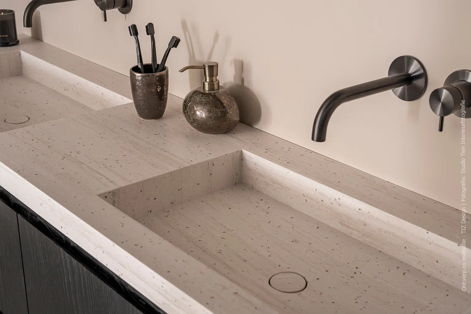 Wastafelblad in steenlook van solid surface DM5016 Travertine van Durasein® met geïntegreerde wasbak en wandkraan in geborsteld metaal