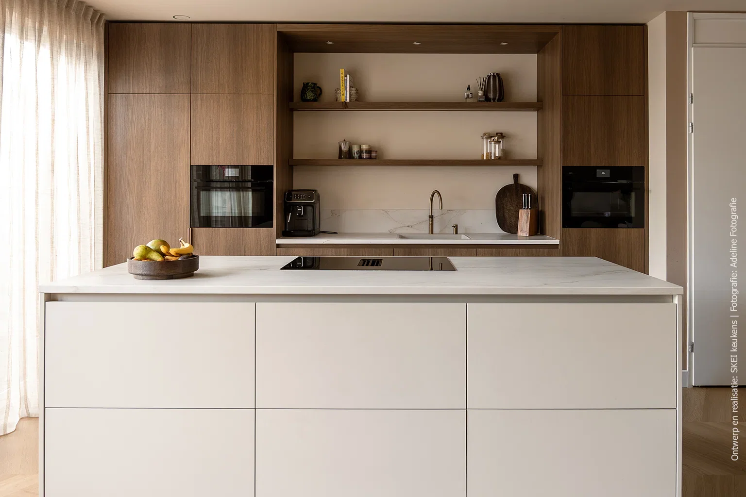 Keukeneiland in decor UB15 Talco met kastenwand in S185 Quercia en open planken, ontwerp SKEI keukens