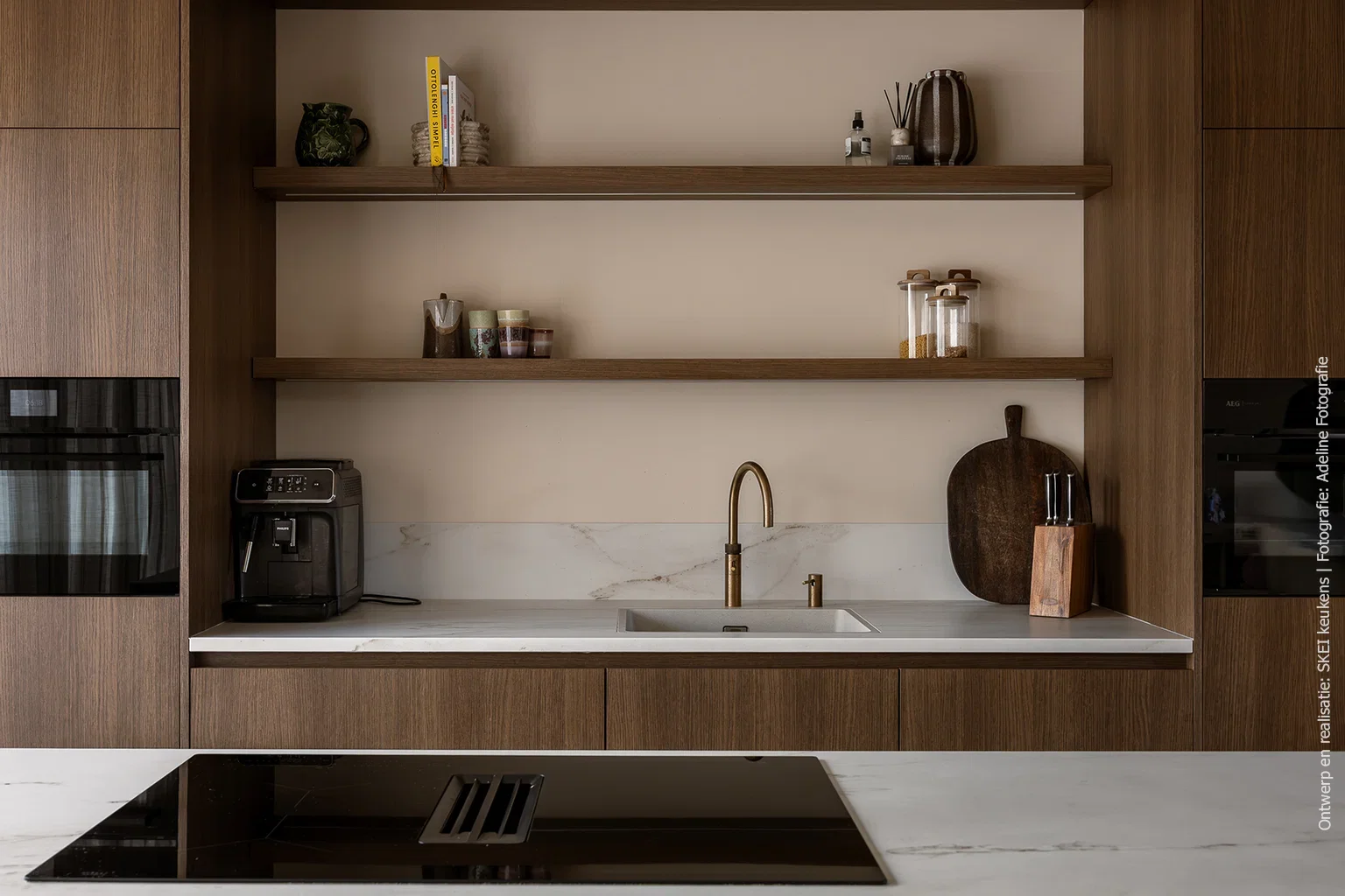 Close-up van kastdeur in decor S185 Quercia met bronzen greep en ingebouwde oven