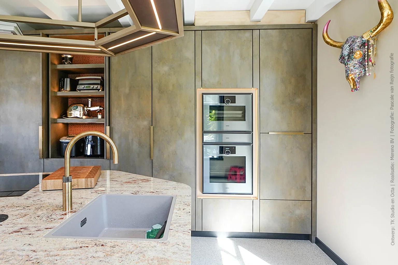 Keuken met hoge kasten in FB47 Metallic met zachte glans en warme, aardse metaaltint.