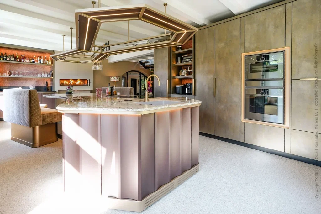 Verrassend keukendesign met metallic decor in warme aardetinten