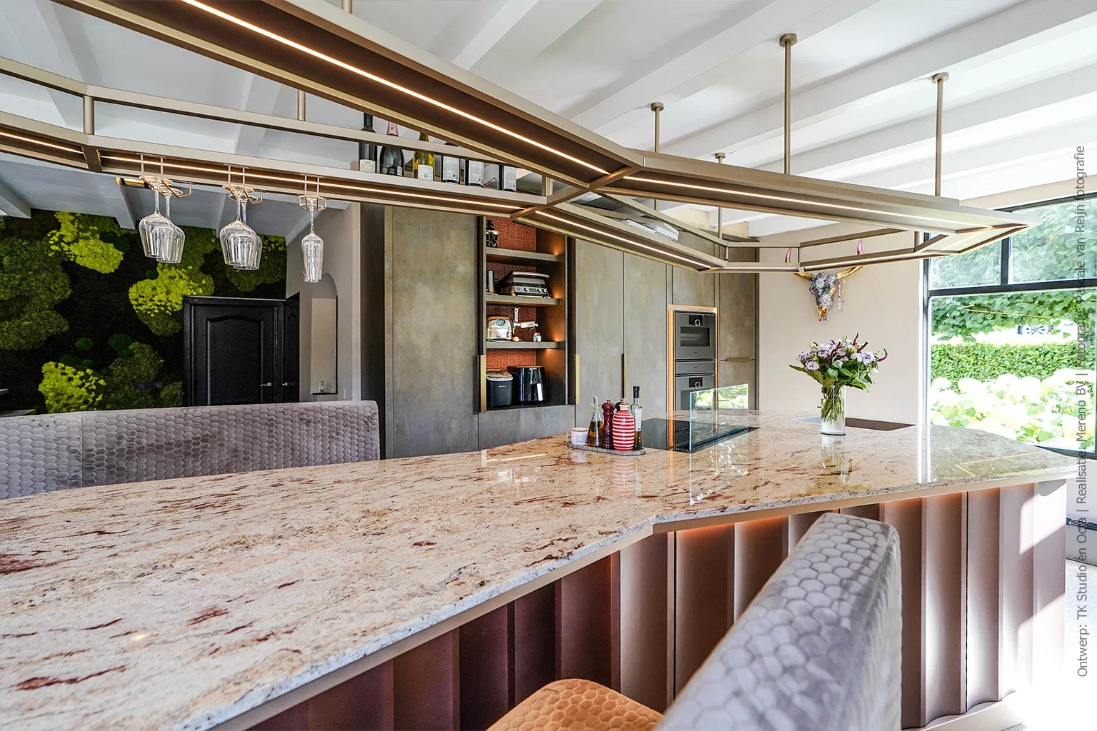 Keuken met hoge kasten in FB47 Metallic met zachte glans en warme, aardse metaaltint.