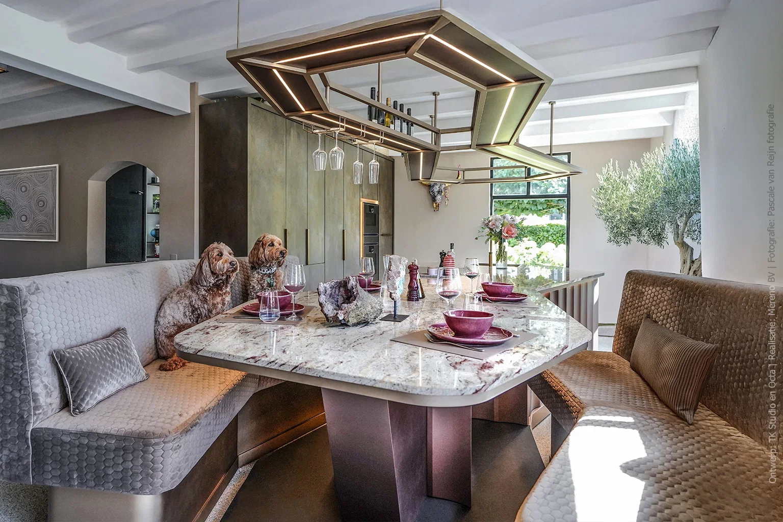 Keuken met hoge kasten in FB47 Metallic met zachte glans en warme, aardse metaaltint.