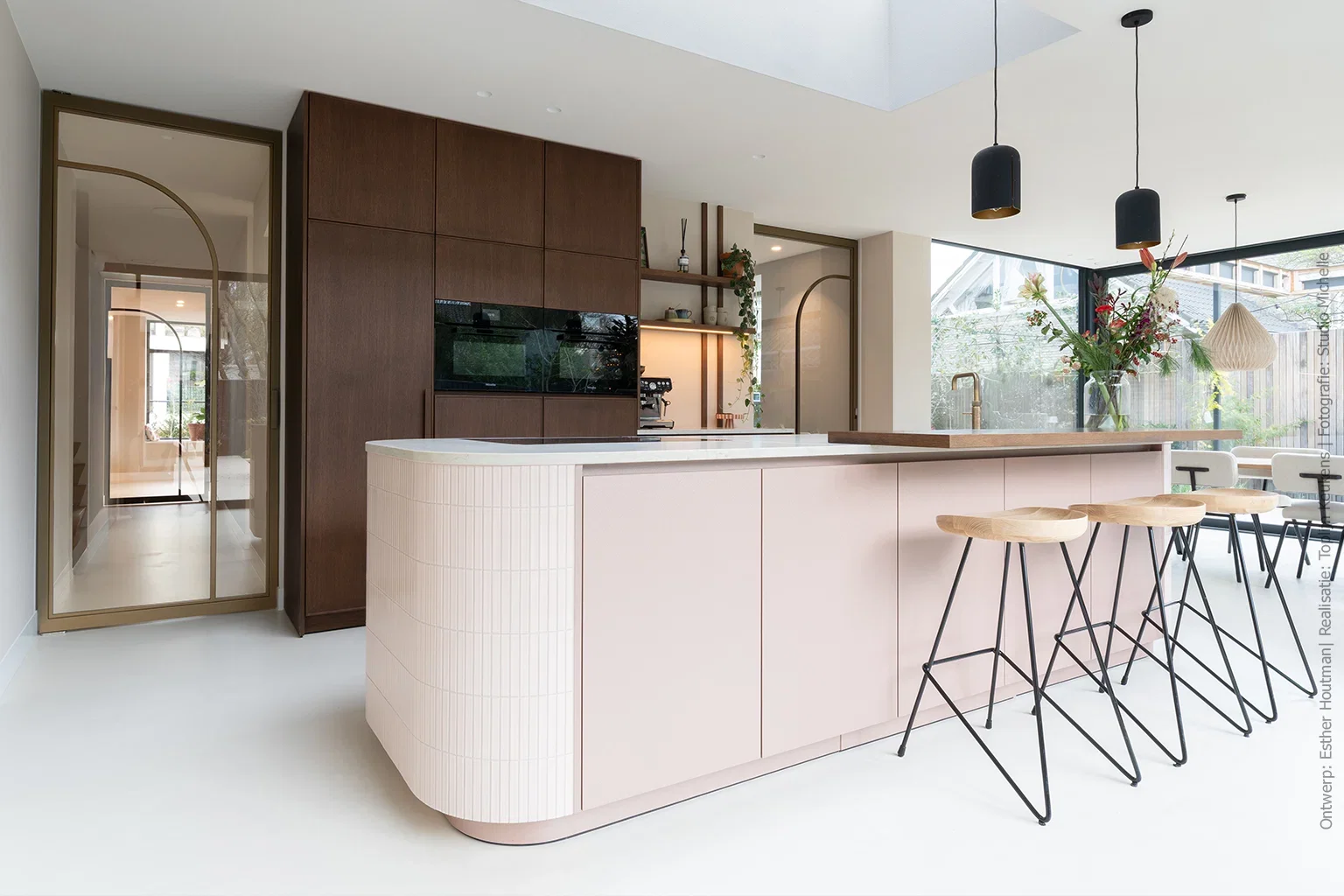 Geborstelde rosé-gouden look voor een stijlvol kookeiland