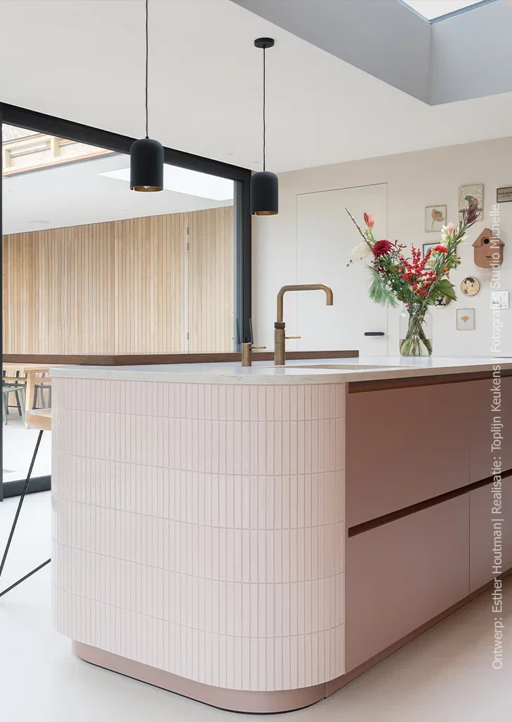 Kookeiland in FB84 Idea van Cleaf: een zachte rosé-gouden tint met een subtiele, geborstelde structuur.