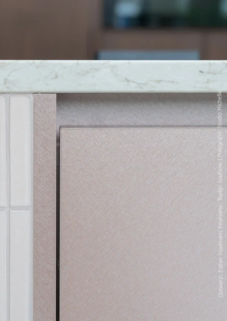 Detailfoto van kookeiland in FB84 Idea van Cleaf: een zachte rosé-gouden tint met een subtiele, geborstelde structuur.