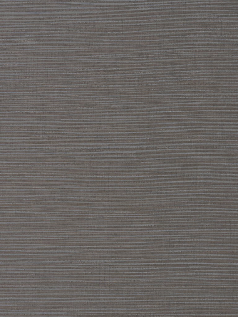 Detailafbeelding van decoratief plaatmateriaal FB67 Ametis met verfijnde structuur en subtiel horizontaal lijnenspel in grijsbruine tint.